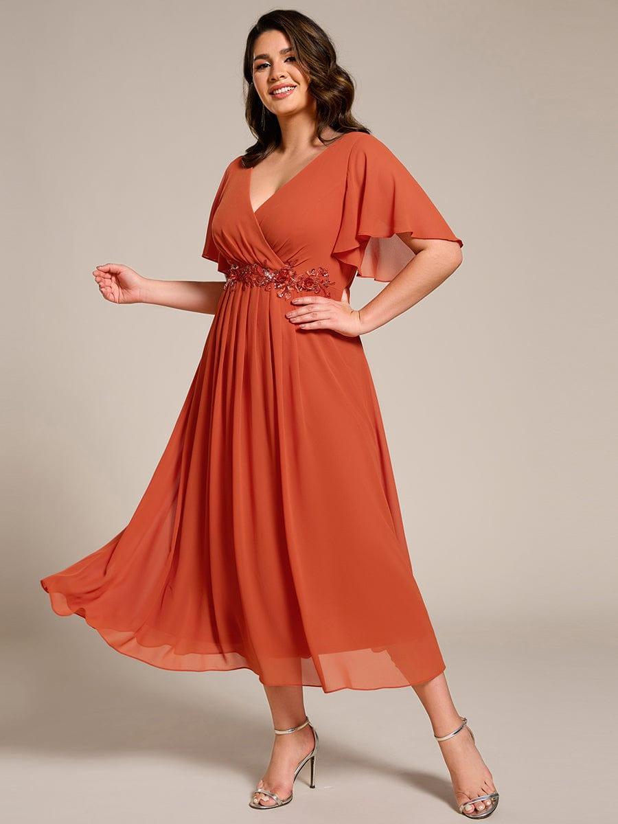 pretty DAHLIA|Plus Size V-Neck Chiffon Midi Wedding Guest Dress with Waist Applique(Final Sale)