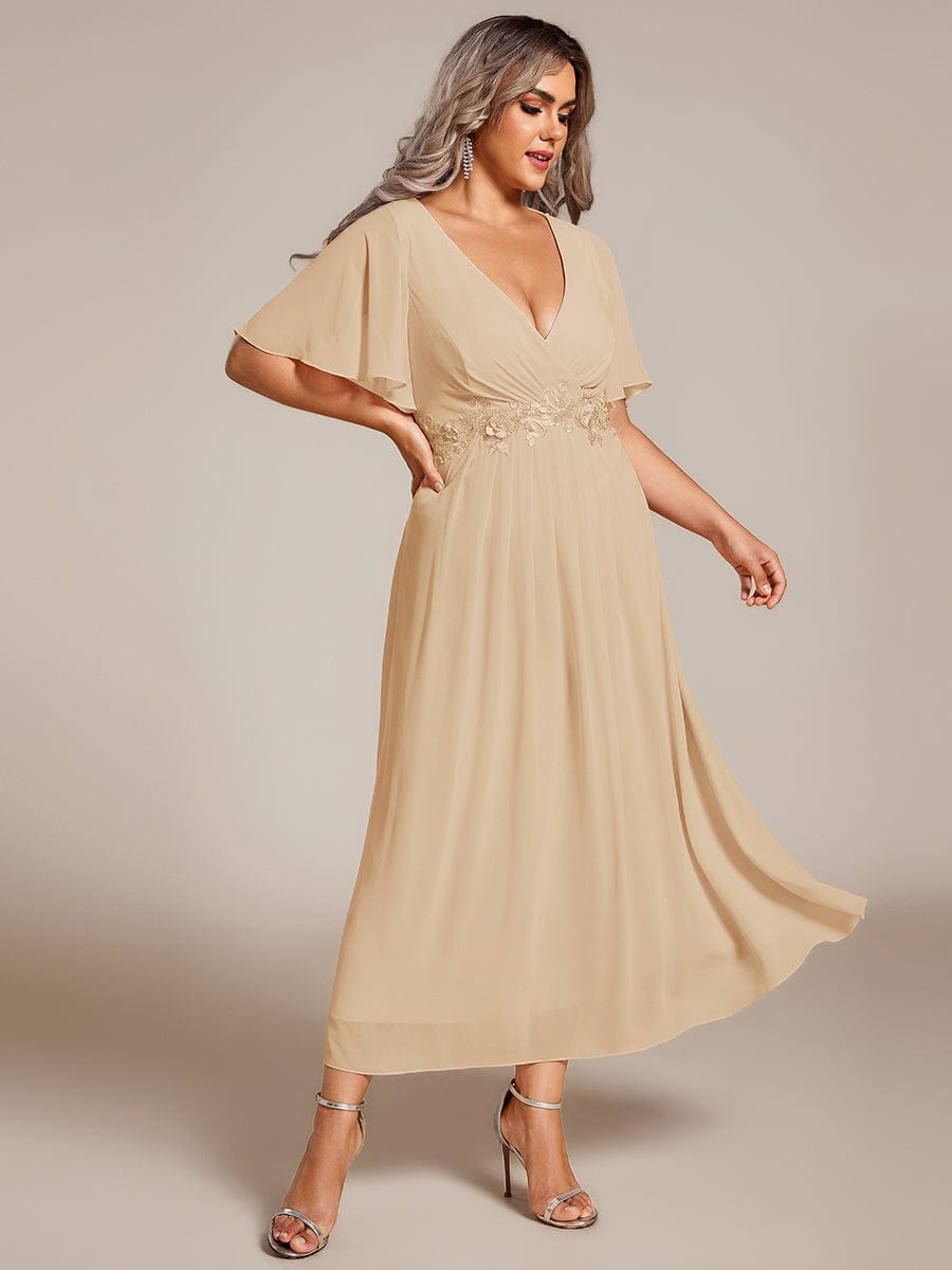 pretty DAHLIA|Plus Size V-Neck Chiffon Midi Wedding Guest Dress with Waist Applique(Final Sale)