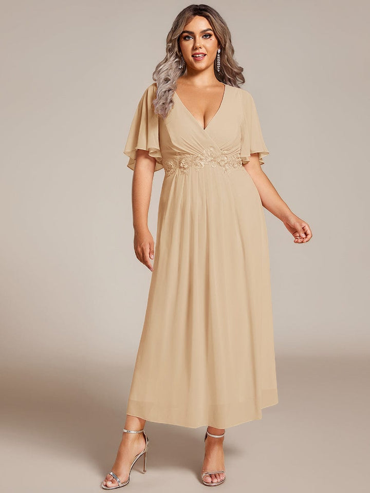 pretty DAHLIA|Plus Size V-Neck Chiffon Midi Wedding Guest Dress with Waist Applique(Final Sale)