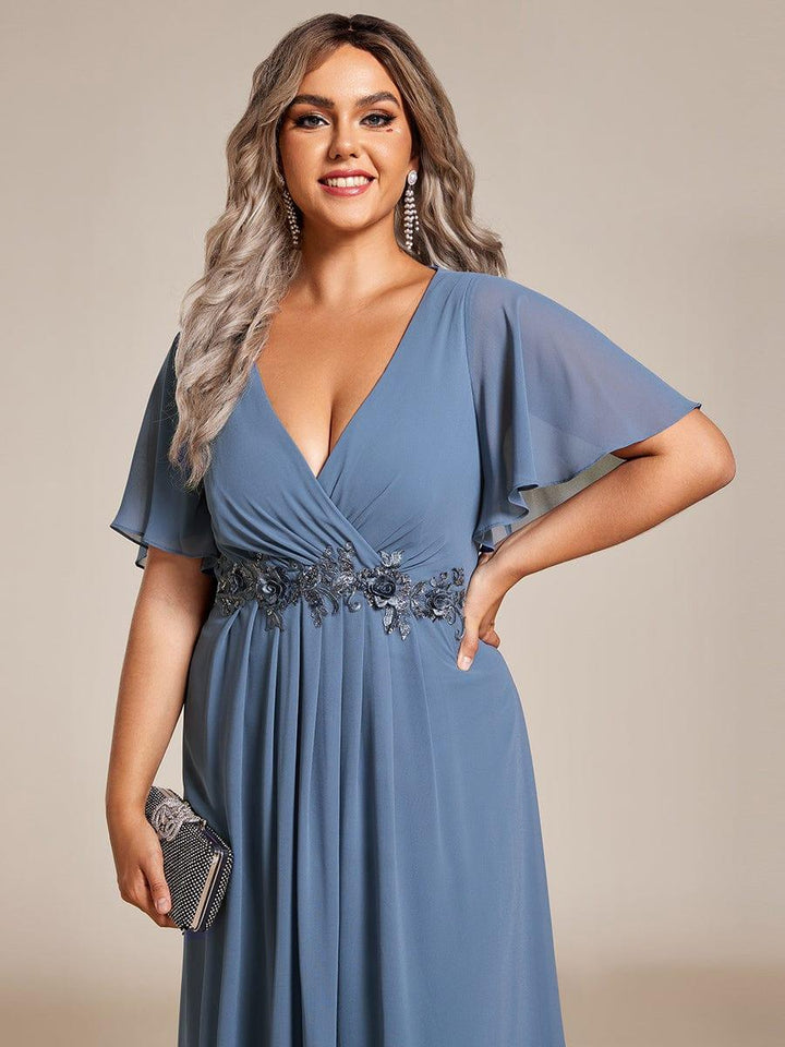 pretty DAHLIA|Plus Size V-Neck Chiffon Midi Wedding Guest Dress with Waist Applique(Final Sale)