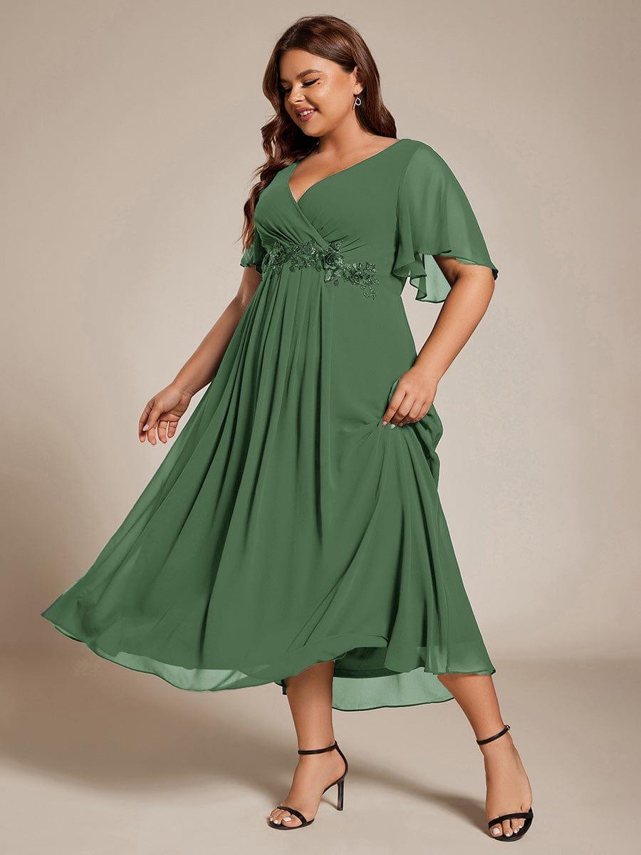 pretty DAHLIA|Plus Size V-Neck Chiffon Midi Wedding Guest Dress with Waist Applique(Final Sale)
