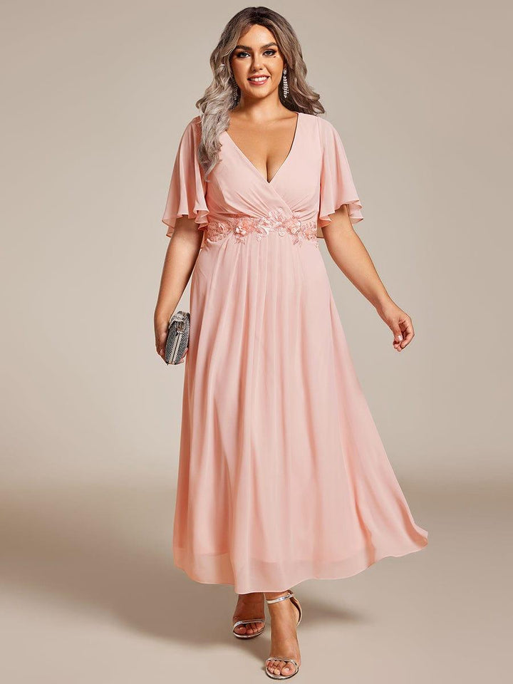 pretty DAHLIA|Plus Size V-Neck Chiffon Midi Wedding Guest Dress with Waist Applique(Final Sale)
