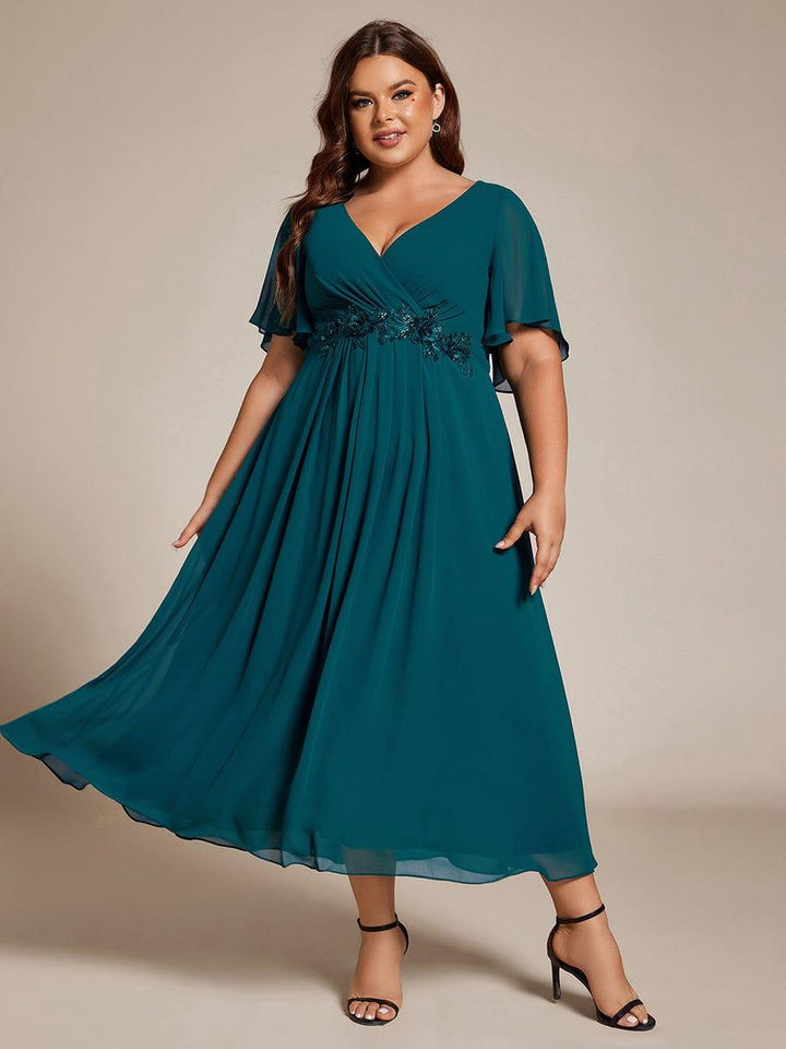 pretty DAHLIA|Plus Size V-Neck Chiffon Midi Wedding Guest Dress with Waist Applique(Final Sale)