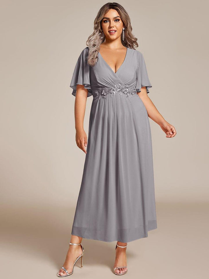 pretty DAHLIA|Plus Size V-Neck Chiffon Midi Wedding Guest Dress with Waist Applique(Final Sale)